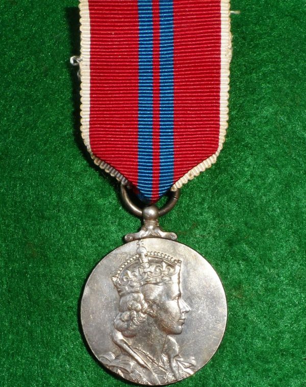 VINTAGE POST WAR 1953 BRITISH ROYAL CORONATION MEDAL QUEEN ELIZABETH II - Image 2