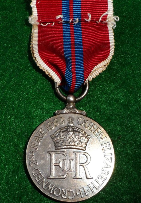 VINTAGE POST WAR 1953 BRITISH ROYAL CORONATION MEDAL QUEEN ELIZABETH II - Image 3