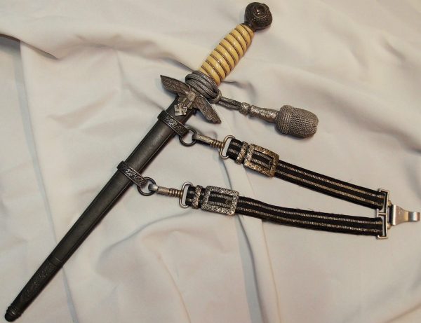 WW2 NAZI GERMANY LUFTWAFFE 2ND PATTERN DAGGER WITH SCABBARD, KNOT & HANGERS - Image 2