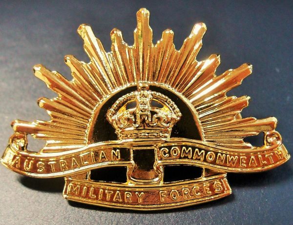 AUSTRALIAN ANZAC WW1 & WW2 RISING SUN GOLDEN UNIFORM HAT OR CAP BADGE MEDAL