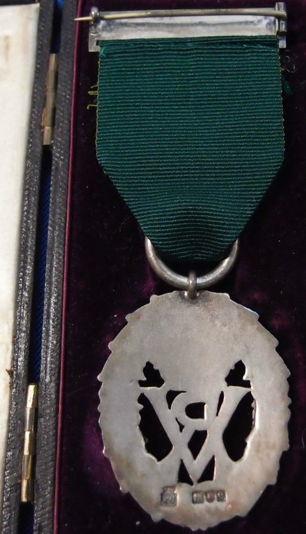 CASED PRE WW1 BRITISH ARMY VOLUNTEER OFFICER DECORATION QUEEN VICTORIA ERA MEDAL - Image 3