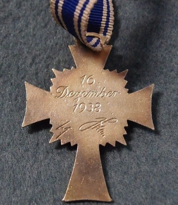 WW2 GERMAN NAZI MOTHERS CROSS IN GOLD - Image 3