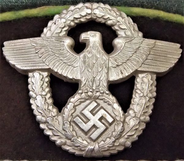 **SOLD** WW2 GERMAN POLICE CAPTAINS TUNIC AND PEAKED CAP - Image 19