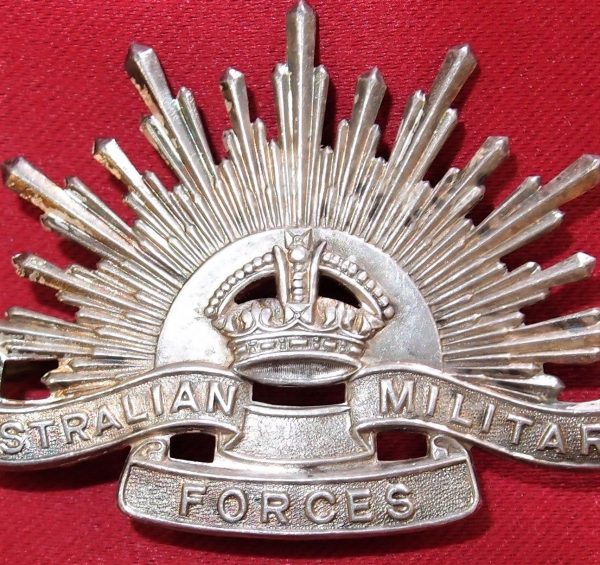 WHITE METAL AUSTRALIAN ANZAC POST WW2 RISING SUN UNIFORM HAT OR CAP BADGE MEDAL