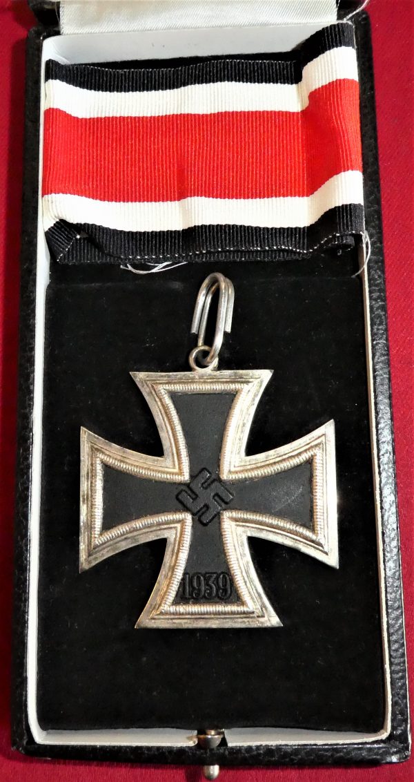 Very good copy of a WW2 German Knight’s Cross of the Iron Cross in case - Image 2