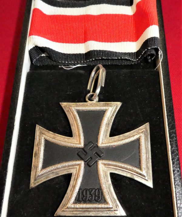 Very good copy of a WW2 German Knight’s Cross of the Iron Cross in case