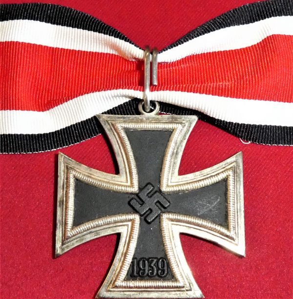 Very good copy of a WW2 German Knight’s Cross of the Iron Cross in case - Image 3