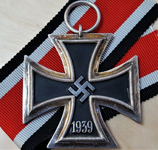 WW2 GERMAN IRON CROSS 2ND CLASS BY E. FERD WIEDMANN, FRANKFURT AM MAIN '19'