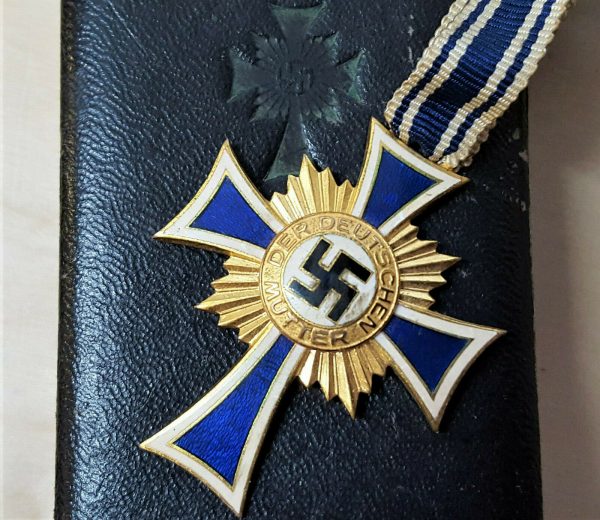 WW2 NAZI GERMANY MOTHERS CROSS IN GOLD WITH PRESENTATION CASE BY FRANZ REISCHAUER, OBERSTEIN