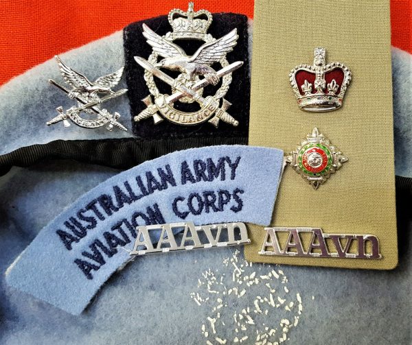 1980's ROYAL AUSTRALIAN ARMY AVIATION CORPS BERET OFFICER'S BADGES & RANK BOARD