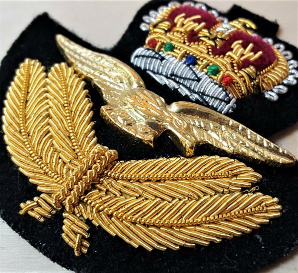 1950's - CURRENT ROYAL AUSTRALIAN & BRITISH AIR FORCE OFFICER'S UNIFORM CAP BADGE RAAF RAF - Image 2