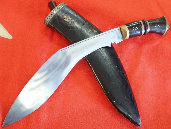 POST WW2 ERA GHURKHA BADGED BRITISH INDIA KUKRI KNIFE & SCABBARD