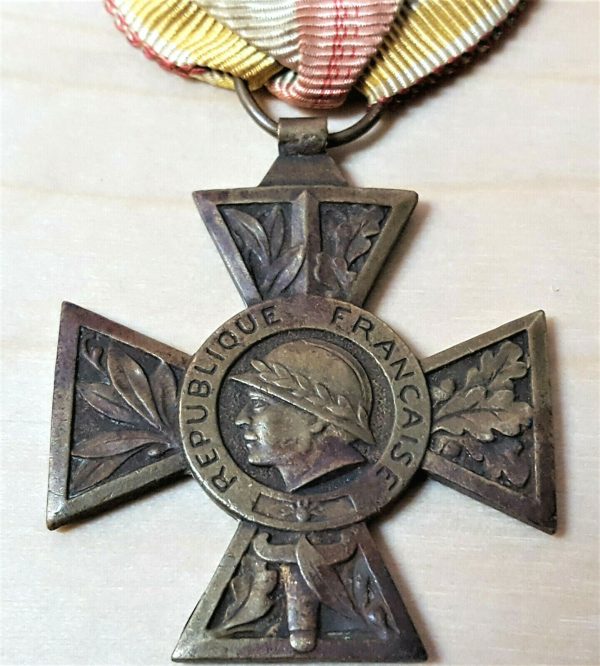 WW1 FRENCH CROSS OF THE COMBAT VOLUNTEER 1914-1918 MEDAL