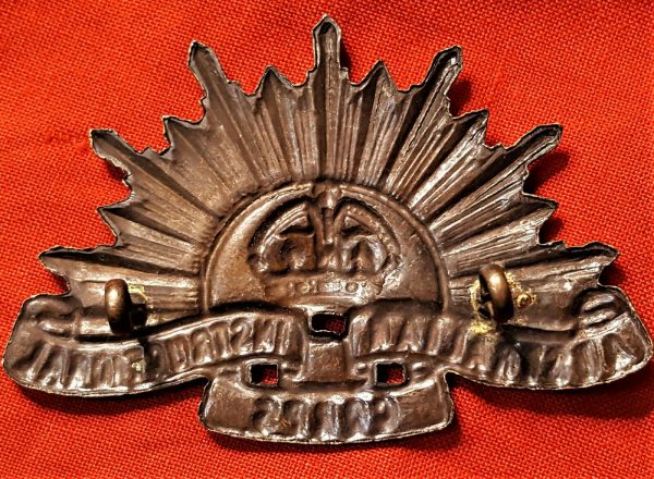 POST WW1 AUSTRALIAN INSTRUCTIONAL CORPS RISING SUN UNIFORM HAT CAP BADGE MEDAL - Image 3