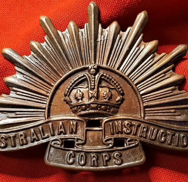 POST WW1 AUSTRALIAN INSTRUCTIONAL CORPS RISING SUN UNIFORM HAT CAP BADGE MEDAL