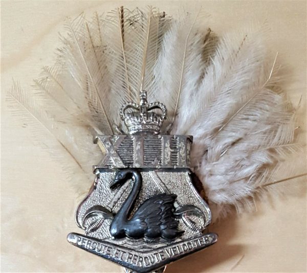 1980'S AUSTRALIAN ARMY 10TH LIGHT HORSE REGIMENT UNIFORM BERET BADGE & FEATHERS