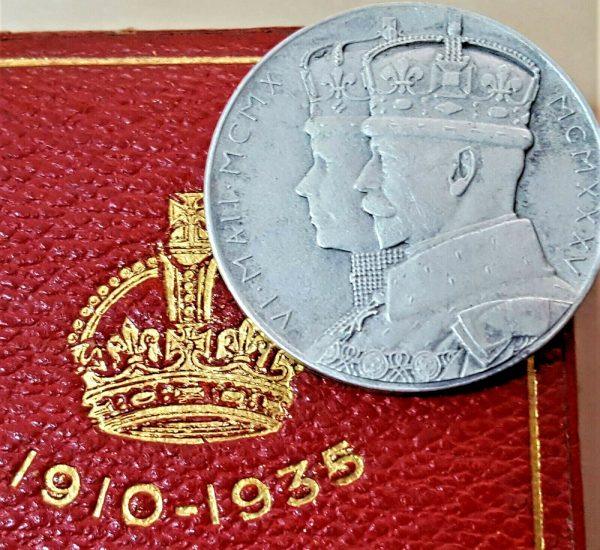 ROYAL MINT KING GEORGE V JUBILEE SILVER COIN BRITISH IN CASE OF ISSUE 1919-1935