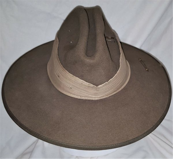 POST WW2 VIETNAM WAR AUSTRALIAN ARMY UNIFORM AKUBRA SLOUCH HAT & BADGE 1968 DATE