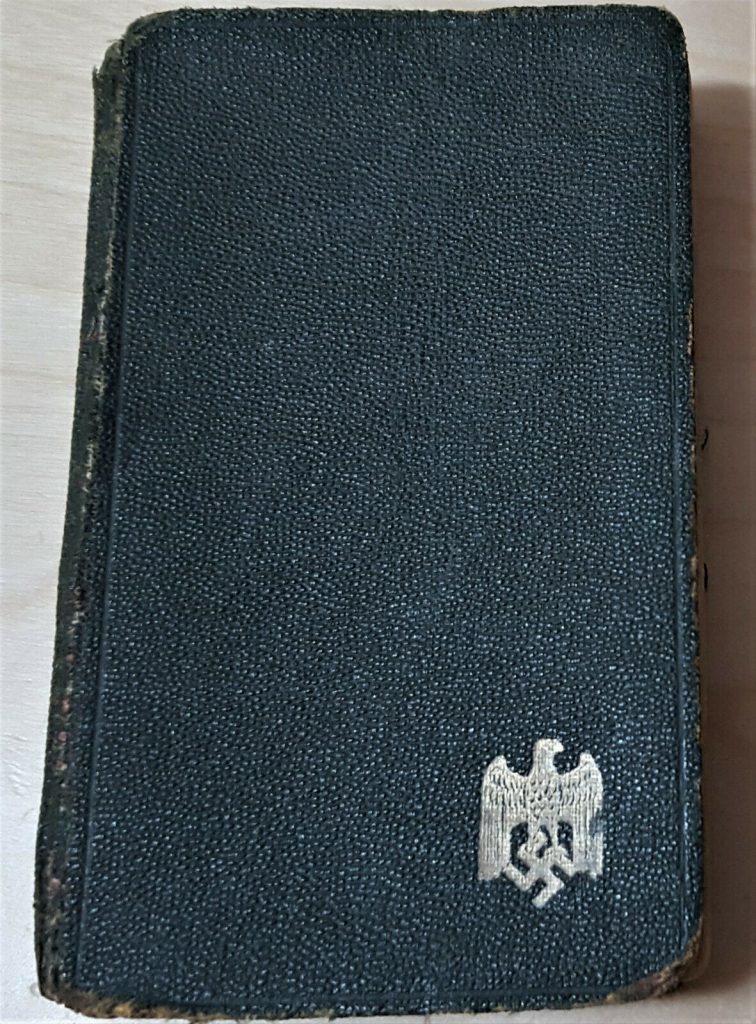 WW2 GERMAN SOLDIER'S FRIEND BOOK 1939 FLAGS, UNIFORMS, MEDALS, BADGES - Image 2