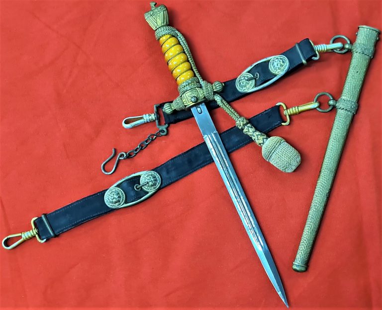 2ND PATTERN NAZI GERMAN ENGRAVED NAVY PRESENTATION DAGGER & GILT HAMMERED SCABBARD BY W.K.C - Image 2