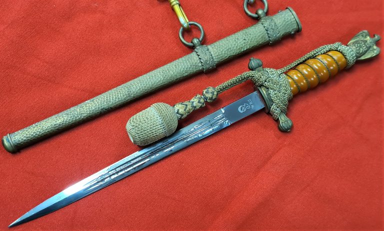 2ND PATTERN NAZI GERMAN ENGRAVED NAVY PRESENTATION DAGGER & GILT HAMMERED SCABBARD BY W.K.C - Image 8