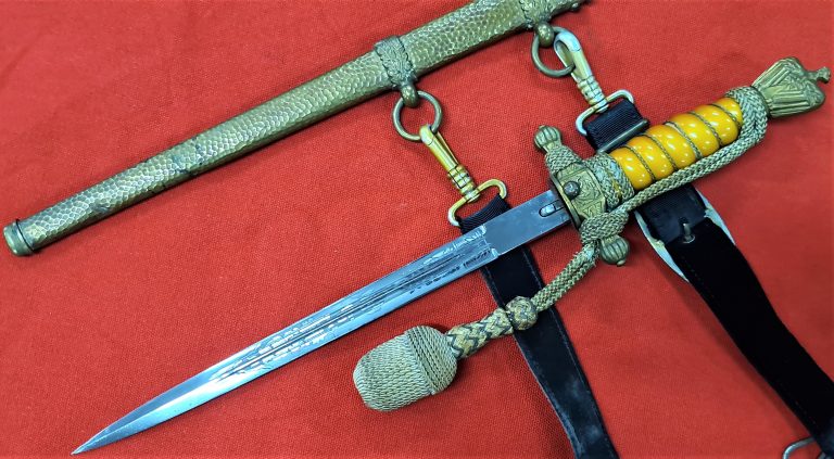 2ND PATTERN NAZI GERMAN ENGRAVED NAVY PRESENTATION DAGGER & GILT HAMMERED SCABBARD BY W.K.C - Image 5