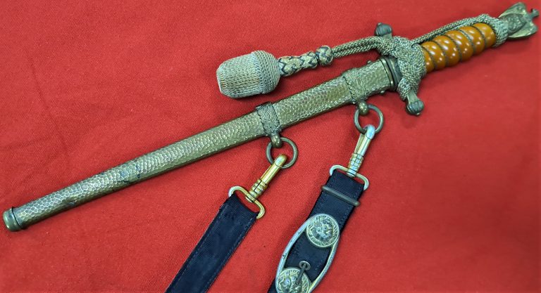 2ND PATTERN NAZI GERMAN ENGRAVED NAVY PRESENTATION DAGGER & GILT HAMMERED SCABBARD BY W.K.C - Image 14