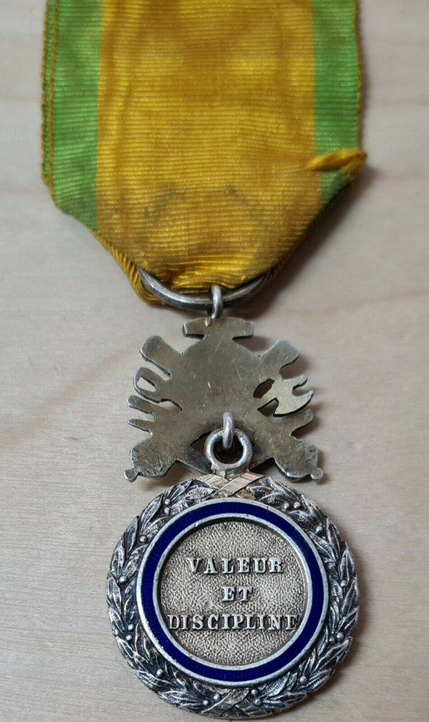 SCARCE VINTAGE WW1 ERA FRENCH MILITARY MEDAL GALLANTRY - Image 3