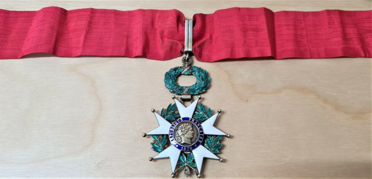 WW2 FRENCH COMMANDER GRADE LEGION OF HONOUR AWARD MEDAL 3RD REPUBLIC 1870-1951 - Image 2