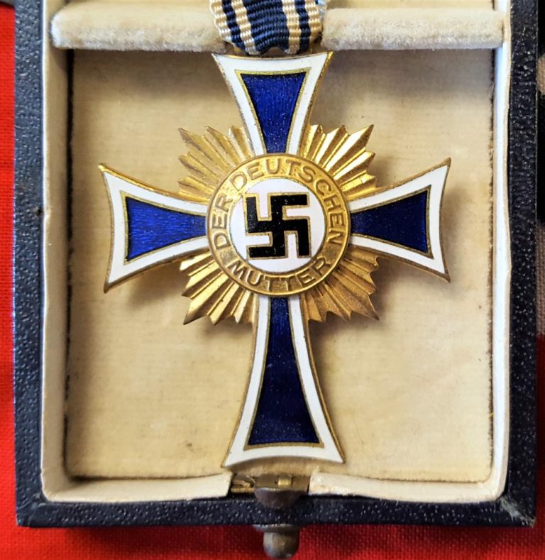 WW2 German Mother's Cross in Gold, with WW1 Widow's Cross & miniature medals - Image 2