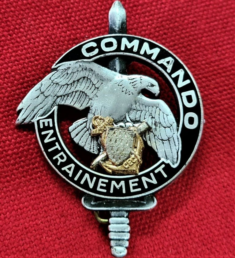 POST WW2 FRENCH COMMANDO ENTRAINMENT UNIFORM BADGE BY DRAGO PARIS CEC - Image 2