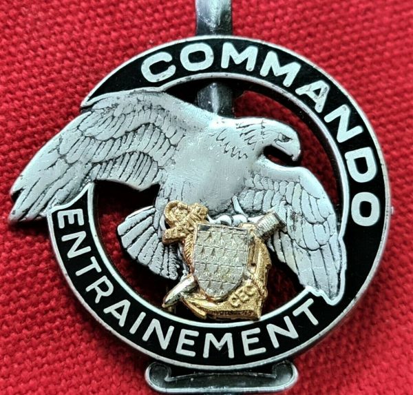 POST WW2 FRENCH COMMANDO ENTRAINMENT UNIFORM BADGE BY DRAGO PARIS CEC