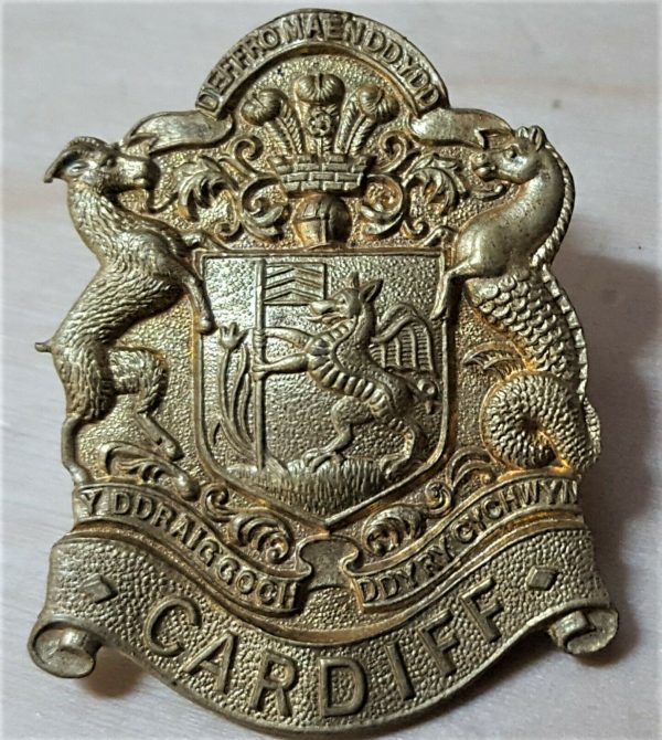 WW1 BRITISH ARMY UNIFORM CAP BADGE CARDIFF PALS 1914