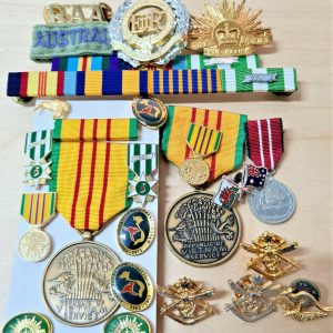 LOT OF AUSTRALIAN & US ARMY UNIFORM MEDALS & BADGES ASSORTED VIETNAM WAR+