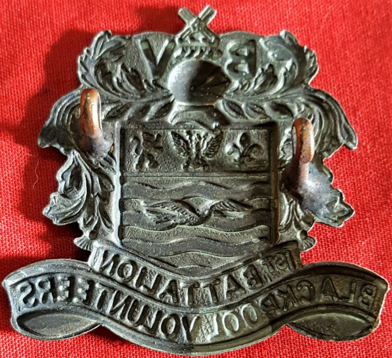 ORIGINAL WW1 BRITISH ARMY 1ST BN BLACKPOOL VOLUNTEERS UNIFORM CAP BADGE