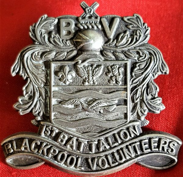 ORIGINAL WW1 BRITISH ARMY 1ST BN BLACKPOOL VOLUNTEERS UNIFORM CAP BADGE