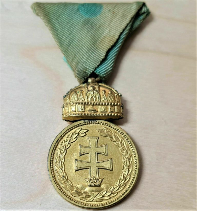 POST WW1 KINGDOM OF HUNGARY SIGNUM LAUDIS MEDAL WITH HOLY CROWN