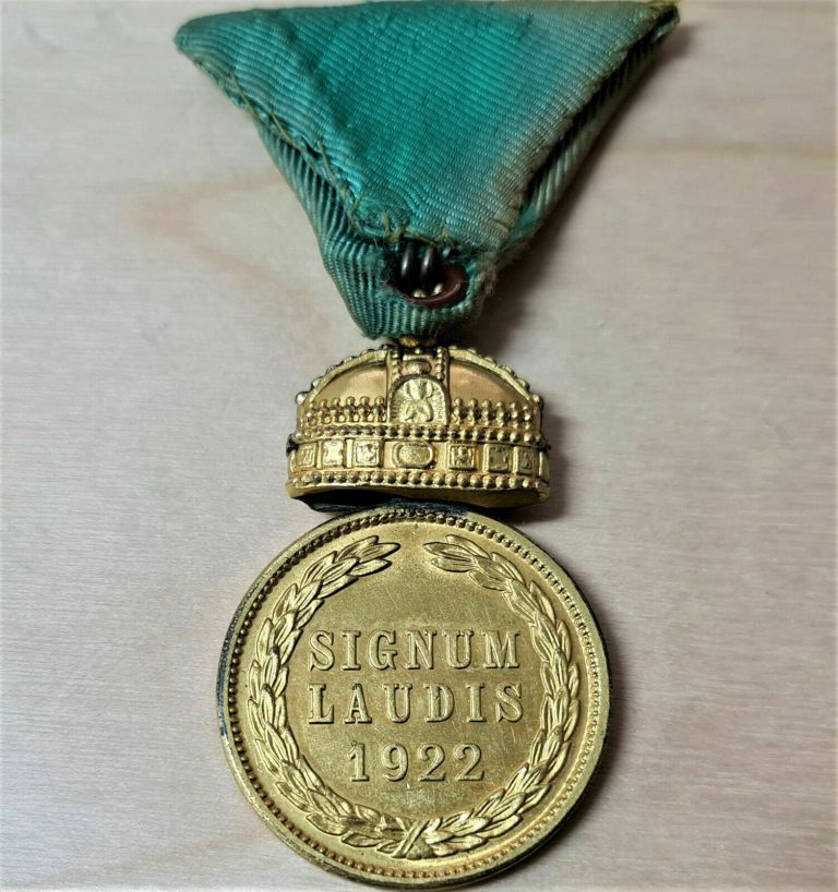 POST WW1 KINGDOM OF HUNGARY SIGNUM LAUDIS MEDAL WITH HOLY CROWN