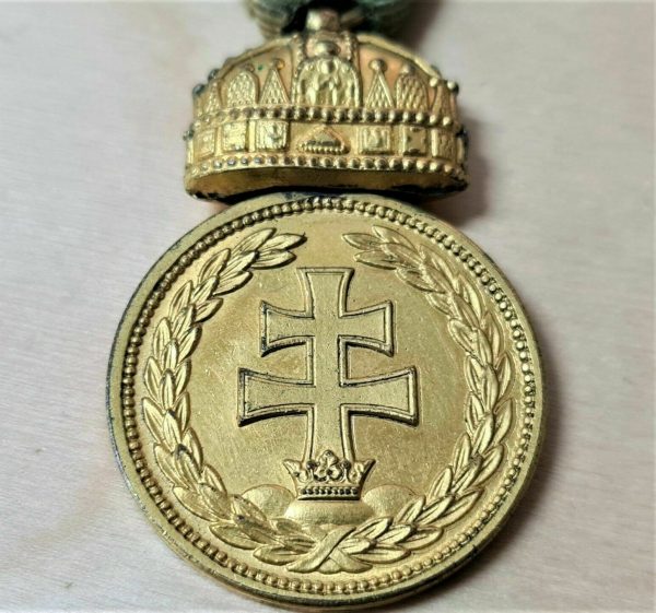 POST WW1 KINGDOM OF HUNGARY SIGNUM LAUDIS MEDAL WITH HOLY CROWN