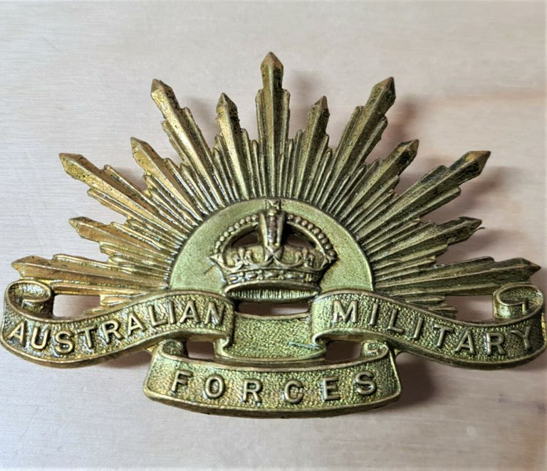 POST WW2 KOREAN WAR ERA AUSTRALIAN ARMY RISING SUN UNIFORM CAP BADGE AIF ANZAC