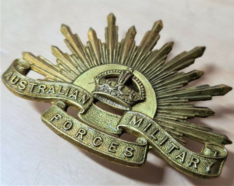 POST WW2 KOREAN WAR ERA AUSTRALIAN ARMY RISING SUN UNIFORM CAP BADGE AIF ANZAC