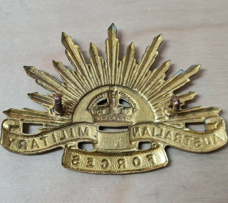 POST WW2 KOREAN WAR ERA AUSTRALIAN ARMY RISING SUN UNIFORM CAP BADGE AIF ANZAC