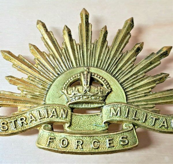 POST WW2 KOREAN WAR ERA AUSTRALIAN ARMY RISING SUN UNIFORM CAP BADGE AIF ANZAC