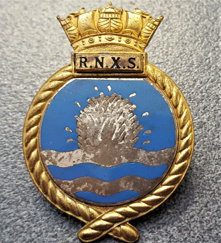 Post WW2 R.N.X.S. Royal Naval Auxillary Service Mine Watchers uniform cap badge