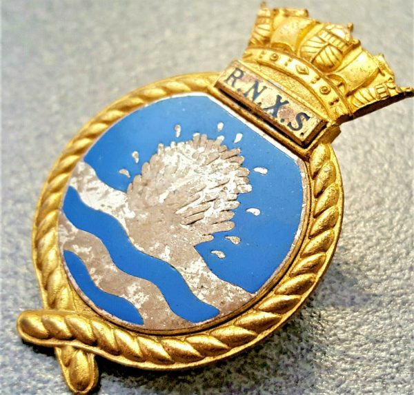 Post WW2 R.N.X.S. Royal Naval Auxillary Service Mine Watchers uniform cap badge