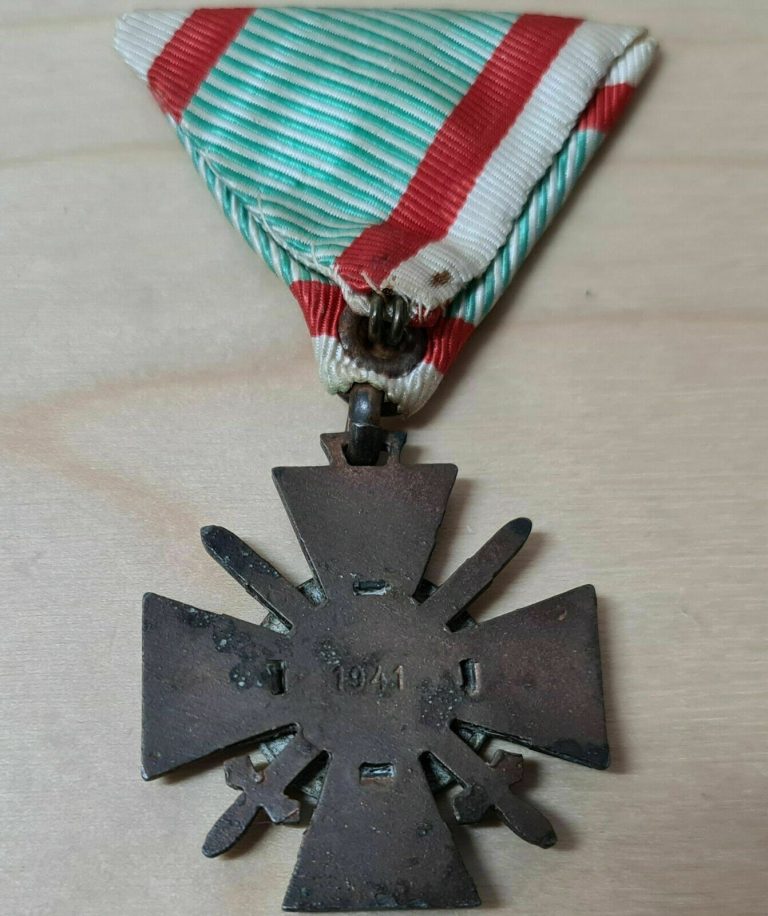 RARE WW2 KINGDOM OF HUNGARY FIRE CROSS WITH SWORD & WREATH 1941 MEDAL