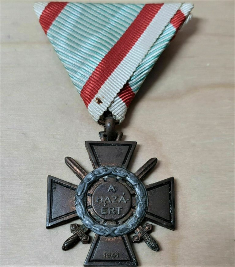 RARE WW2 KINGDOM OF HUNGARY FIRE CROSS WITH SWORD & WREATH 1941 MEDAL