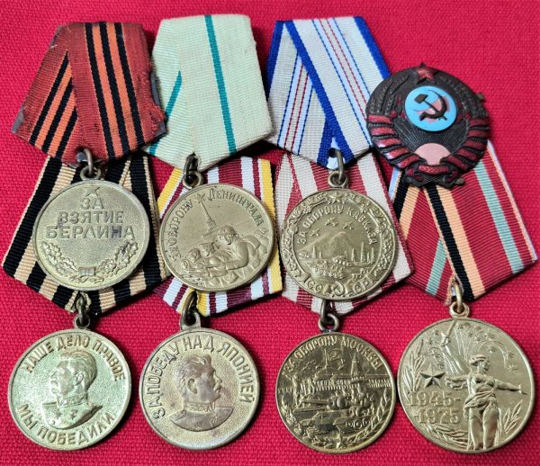 VINTAGE SOVIET UNION RUSSIA WW2 CAMPAIGN MEDALS & UNIFORM HAT BADGE