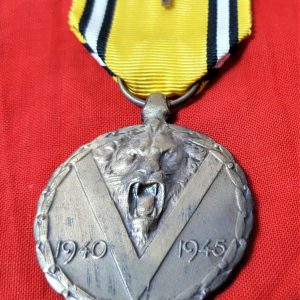 VINTAGE WW2 BELGIUM COMMEMORATIVE WAR SERVICE MEDAL WITH WOUNDED RED CROSS
