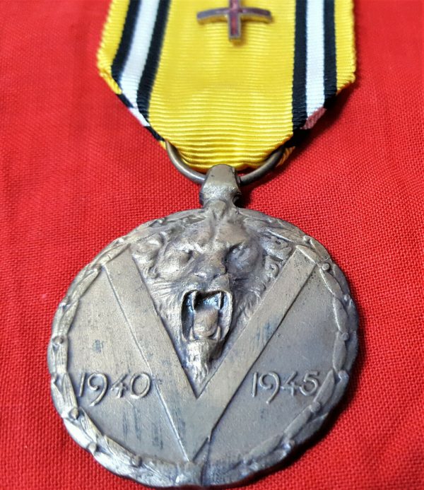 VINTAGE WW2 BELGIUM COMMEMORATIVE WAR SERVICE MEDAL WITH WOUNDED RED CROSS